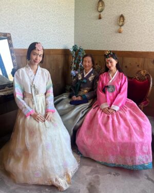 Kiko Mizuhara Instagram - 祖先の故郷、釜山へ。
おばあちゃんと一緒に家族旅行🐙🇰🇷
初めての釜山！祖先の事をたくさん考えた🚶💭
家族で来られて良かった。また帰ってくる！🫶🏻
✴︎
Visiting my ancestral hometown, Busan, with my grandma on a family trip❤️ It's my first time in Busan, and I've been reflecting a lot on my ancestors. I'm so grateful to be here with my family. Can't wait to come back again!