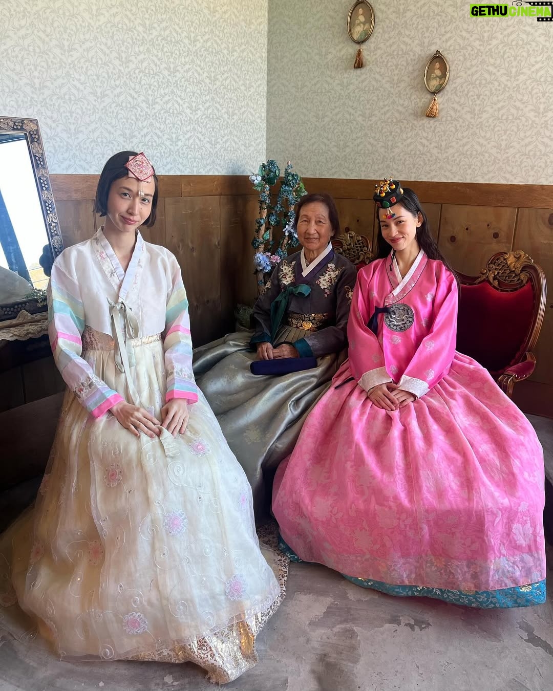 Kiko Mizuhara - 116.6K Likes - 祖先の故郷、釜山へ。
おばあちゃんと一緒に家族旅行🐙🇰🇷
初めての釜山!祖先の事をたくさん考えた🚶💭
家族で来られて良かった。また帰ってくる!🫶🏻
✴︎
Visiting my ancestral hometown, Busan, with my grandma on a family trip❤️ It's my first time in Busan, and I've been reflecting a lot on my ancestors. I'm so grateful to be here with my family. Can't wait to come back again!