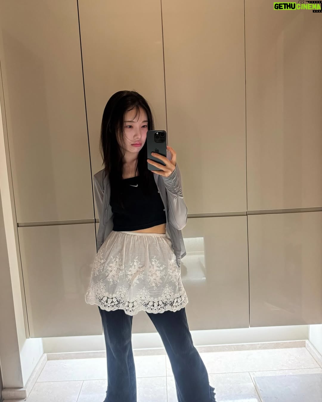 Kim Ah-young - 35K Likes - ėź°ė“ė ģ ģ ź±°ģø ģ¬ģ ģ ėģ¬ė ā(^Ā·Ģ« ^) = źø°ė§ģ