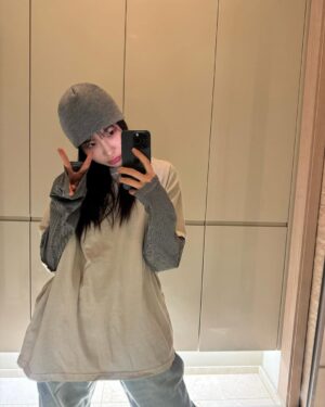 Kim Ah-young Instagram - 누가봐도 전신거울 사서 신난사람 ◟(^·̫ ^) = 기마영
