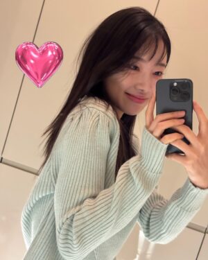 Kim Ah-young Instagram - 누가봐도 전신거울 사서 신난사람 ◟(^·̫ ^) = 기마영