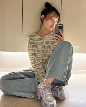 Kim Ah-young Instagram - 누가봐도 전신거울 사서 신난사람 ◟(^·̫ ^) = 기마영