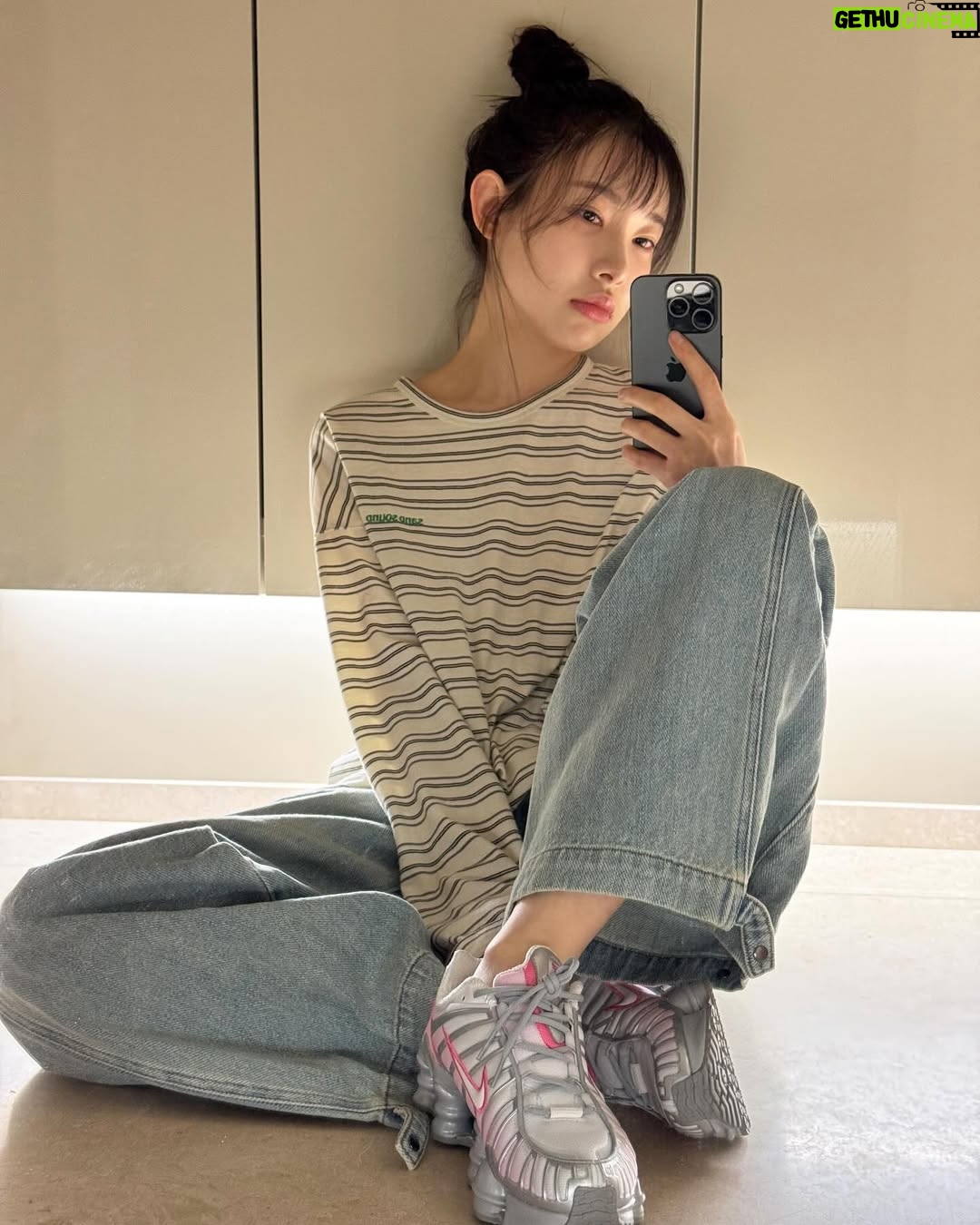 Kim Ah-young - 35K Likes - ėź°ė“ė ģ ģ ź±°ģø ģ¬ģ ģ ėģ¬ė ā(^Ā·Ģ« ^) = źø°ė§ģ