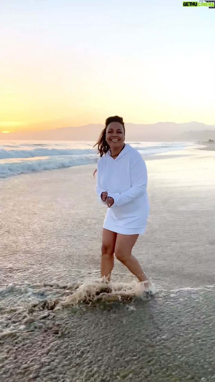 Kim Fields - 7.1K Likes - Celebrating International Mermaid Day w/ my legs, letting my tail rest on its Day.
☀️🧜♀️✨🌊 #innermermaid
#internationalmermaidday #merpeople cc: @mertailor 😘
