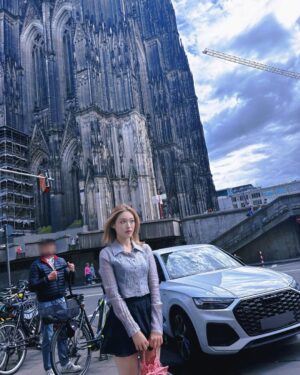 Kim Ha-ram Instagram - 🎀Jul 16, 2024🎀

🇩🇪_Cologne
•
•
"🎥 🏞️🍦🌥️ 🎡 🎬 🖤"