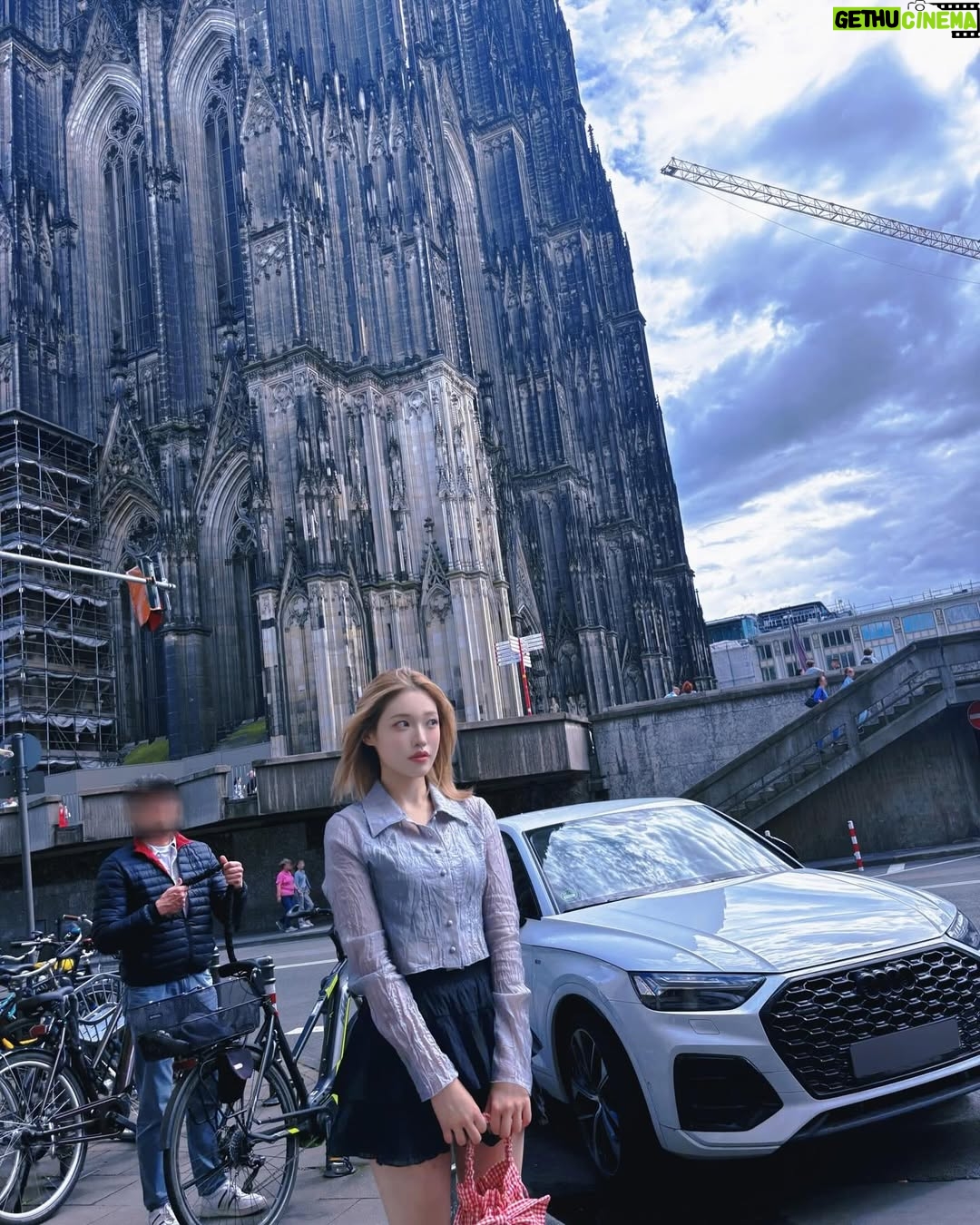 Kim Ha-ram - 8.9K Likes - 🎀Jul 16, 2024🎀
🇩🇪_Cologne
•
•
"🎥 🏞️🍦🌥️ 🎡 🎬 🖤"
