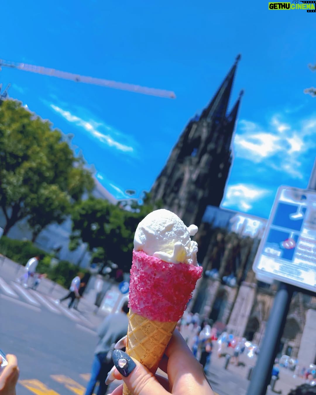Kim Ha-ram - 8.9K Likes - 🎀Jul 16, 2024🎀
🇩🇪_Cologne
•
•
"🎥 🏞️🍦🌥️ 🎡 🎬 🖤"