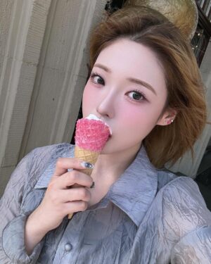 Kim Ha-ram Instagram - 🎀Jul 16, 2024🎀

🇩🇪_Cologne
•
•
"🎥 🏞️🍦🌥️ 🎡 🎬 🖤"