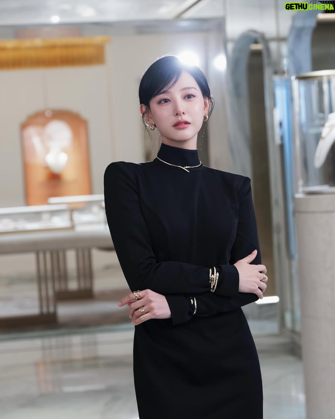 Kim Ji-won - 2.8 Million Likes - Thank you Hong Kong and Love Serpenti!
불가리 세르펜티와 함께한 홍콩의 일정은 너무 아름다웠습니다.
🐍💎❣️
@bvlgari #bvlgari #bvlgarihk #bvlgarijewellery #bvlgariwatches #serpenti