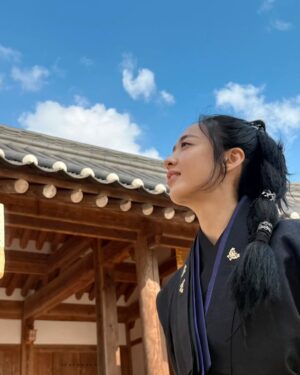 Kim Min-jung Instagram - -
오늘, 
파아란 하늘을 보고 있자니 ,
이 날이 떠올랐어요 ,,
바람 솔-솔-- 
파아란 하늘이 참 멋지던 날. 

하늘 올려다보고 ,
바람 느끼고 ,
햇살과 꽃내음 누리시길---🌸