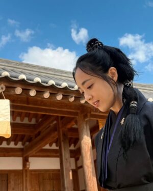 Kim Min-jung Instagram - -
오늘, 
파아란 하늘을 보고 있자니 ,
이 날이 떠올랐어요 ,,
바람 솔-솔-- 
파아란 하늘이 참 멋지던 날. 

하늘 올려다보고 ,
바람 느끼고 ,
햇살과 꽃내음 누리시길---🌸