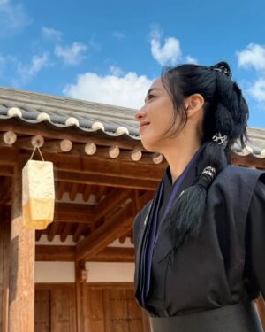 Kim Min-jung Instagram - -
오늘, 
파아란 하늘을 보고 있자니 ,
이 날이 떠올랐어요 ,,
바람 솔-솔-- 
파아란 하늘이 참 멋지던 날. 

하늘 올려다보고 ,
바람 느끼고 ,
햇살과 꽃내음 누리시길---🌸