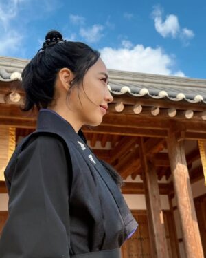Kim Min-jung Instagram - -
오늘, 
파아란 하늘을 보고 있자니 ,
이 날이 떠올랐어요 ,,
바람 솔-솔-- 
파아란 하늘이 참 멋지던 날. 

하늘 올려다보고 ,
바람 느끼고 ,
햇살과 꽃내음 누리시길---🌸