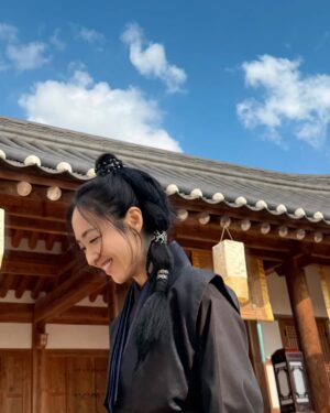 Kim Min-jung Instagram - -
오늘, 
파아란 하늘을 보고 있자니 ,
이 날이 떠올랐어요 ,,
바람 솔-솔-- 
파아란 하늘이 참 멋지던 날. 

하늘 올려다보고 ,
바람 느끼고 ,
햇살과 꽃내음 누리시길---🌸