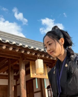Kim Min-jung Instagram - -
오늘, 
파아란 하늘을 보고 있자니 ,
이 날이 떠올랐어요 ,,
바람 솔-솔-- 
파아란 하늘이 참 멋지던 날. 

하늘 올려다보고 ,
바람 느끼고 ,
햇살과 꽃내음 누리시길---🌸