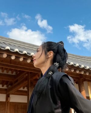 Kim Min-jung Instagram - -
오늘, 
파아란 하늘을 보고 있자니 ,
이 날이 떠올랐어요 ,,
바람 솔-솔-- 
파아란 하늘이 참 멋지던 날. 

하늘 올려다보고 ,
바람 느끼고 ,
햇살과 꽃내음 누리시길---🌸