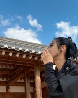 Kim Min-jung Instagram - -
오늘, 
파아란 하늘을 보고 있자니 ,
이 날이 떠올랐어요 ,,
바람 솔-솔-- 
파아란 하늘이 참 멋지던 날. 

하늘 올려다보고 ,
바람 느끼고 ,
햇살과 꽃내음 누리시길---🌸