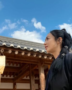 Kim Min-jung Instagram - -
오늘, 
파아란 하늘을 보고 있자니 ,
이 날이 떠올랐어요 ,,
바람 솔-솔-- 
파아란 하늘이 참 멋지던 날. 

하늘 올려다보고 ,
바람 느끼고 ,
햇살과 꽃내음 누리시길---🌸