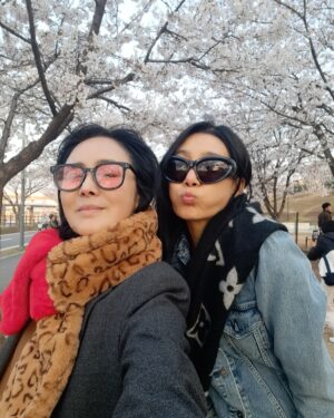 Kim Seo-hyung Instagram - 언니의웨딩드레스는오래도록.  손시려🧤