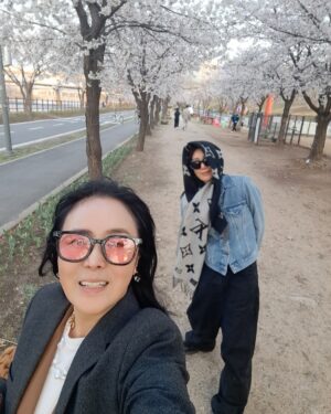 Kim Seo-hyung Instagram - 언니의웨딩드레스는오래도록.  손시려🧤