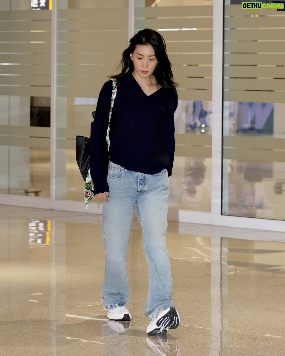 Kim Seo-hyung - 15.9K Likes - @balenciaga 🛬