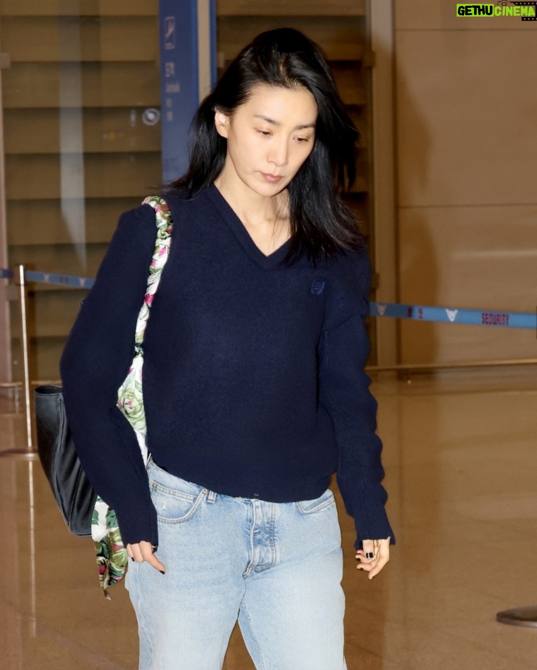 Kim Seo-hyung - 15.9K Likes - @balenciaga 🛬