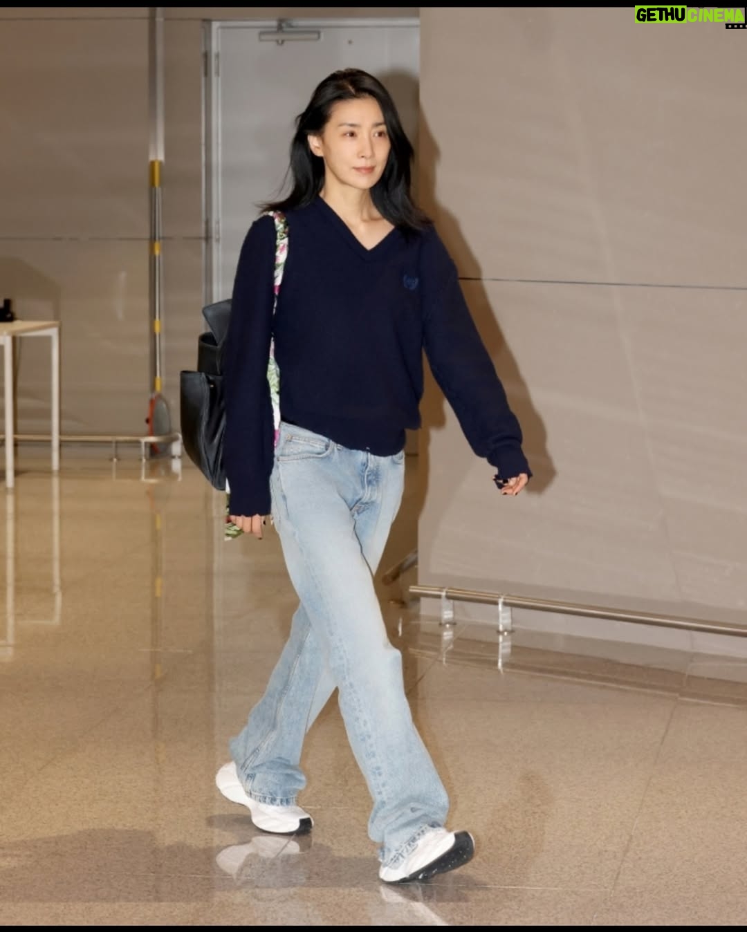 Kim Seo-hyung - 15.9K Likes - @balenciaga 🛬