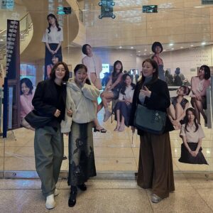 Kim Sung-ryung Instagram - #바닷마을다이어리 #연극 봤어요~ 
#홍은희배우 #방은희배우 두 은희를 동시에~ ㅎ
#임수향배우 #이강욱배우 모든 출연진 멋지지 모야~👏👏👏