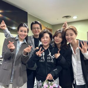 Kim Sung-ryung Instagram - #분홍립스틱 
아…가슴 따뜻한 이야기~
따뜻한 배우들이 훌륭하게 채워나가는 좋은 연극~
#많관부 #박정수선배님 #정찬배우님 #이태란배우님 #화이팅입니다요