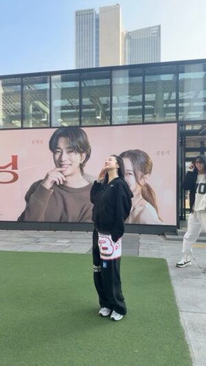 Kim Yun-jee Instagram - 이제 어느덧 막공만을 남겨두고 있네요!
연극 비기닝 내일 6시에 만나요 우리! 
그동안 대니 & 로라 함께 공감해주셔서 재밌게 관람해 주셔서 진심으로 감사드립니다! 우리 곧 또 만나요🙃