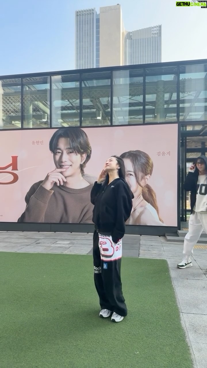 Kim Yun-jee - 17.7K Likes - 이제 어느덧 막공만을 남겨두고 있네요!
연극 비기닝 내일 6시에 만나요 우리!
그동안 대니 & 로라 함께 공감해주셔서 재밌게 관람해 주셔서 진심으로 감사드립니다! 우리 곧 또 만나요🙃