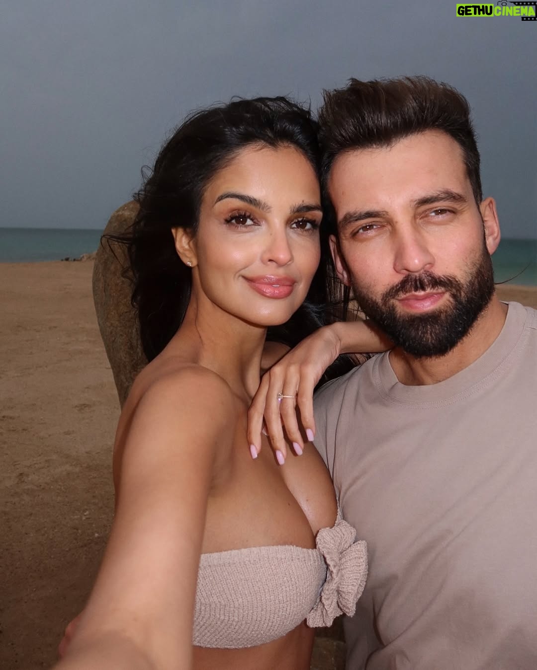 Klaudia El Dursi - 167.8K Likes - Po środku niczego, przepełniona miłością w akompaniamencie błogiej ciszy.. Tak! Jest idealnie! 🤍