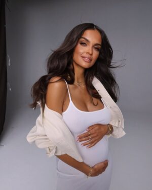 Klaudia El Dursi Instagram - Wrzucam tu te ulotne, niezwykle cenne dla mnie momenty do których będę wracać 🤍
Muszę się do czegoś przyznać. Z pewnym trudem przychodzi mi akceptowanie zmian zachodzących ostatnio w moim ciele. Stanowi to swego rodzaju paradoks, bo z jednej strony czuję się najbardziej kobieco jak to tylko możliwe. Powstaje we mnie nowe życie i to największy cud świata jaki tylko kobieta może stworzyć. Z drugiej zaś strony obfitość mojego ciała jest mi tak obca, że na słowa „ale masz już duży brzuszek”, reaguje niemym grymasem.. i tak biust, który budzi w Was takie zainteresowanie, też stanowi dla mnie „inność” z którą jakoś dziwnie. 
A to dopiero początek wielkich zmian..
Patrzę jednak na te zdjęcia i całkiem hot ze mnie mamuśka, więc może histeryzuje, albo to tylko hormony 😉