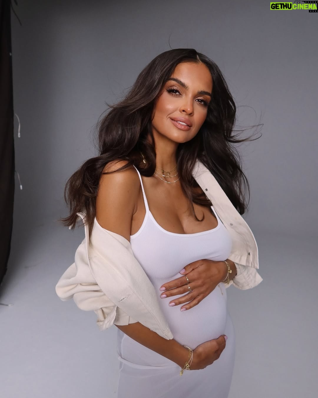 Klaudia El Dursi - 87.7K Likes - Wrzucam tu te ulotne, niezwykle cenne dla mnie momenty do których będę wracać 🤍
Muszę się do czegoś przyznać. Z pewnym trudem przychodzi mi akceptowanie zmian zachodzących ostatnio w moim ciele. Stanowi to swego rodzaju paradoks, bo z jednej strony czuję się najbardziej kobieco jak to tylko możliwe. Powstaje we mnie nowe życie i to największy cud świata jaki tylko kobieta może stworzyć. Z drugiej zaś strony obfitość mojego ciała jest mi tak obca, że na słowa „ale masz już duży brzuszek”, reaguje niemym grymasem.. i tak biust, który budzi w Was takie zainteresowanie, też stanowi dla mnie „inność” z którą jakoś dziwnie.
A to dopiero początek wielkich zmian..
Patrzę jednak na te zdjęcia i całkiem hot ze mnie mamuśka, więc może histeryzuje, albo to tylko hormony 😉