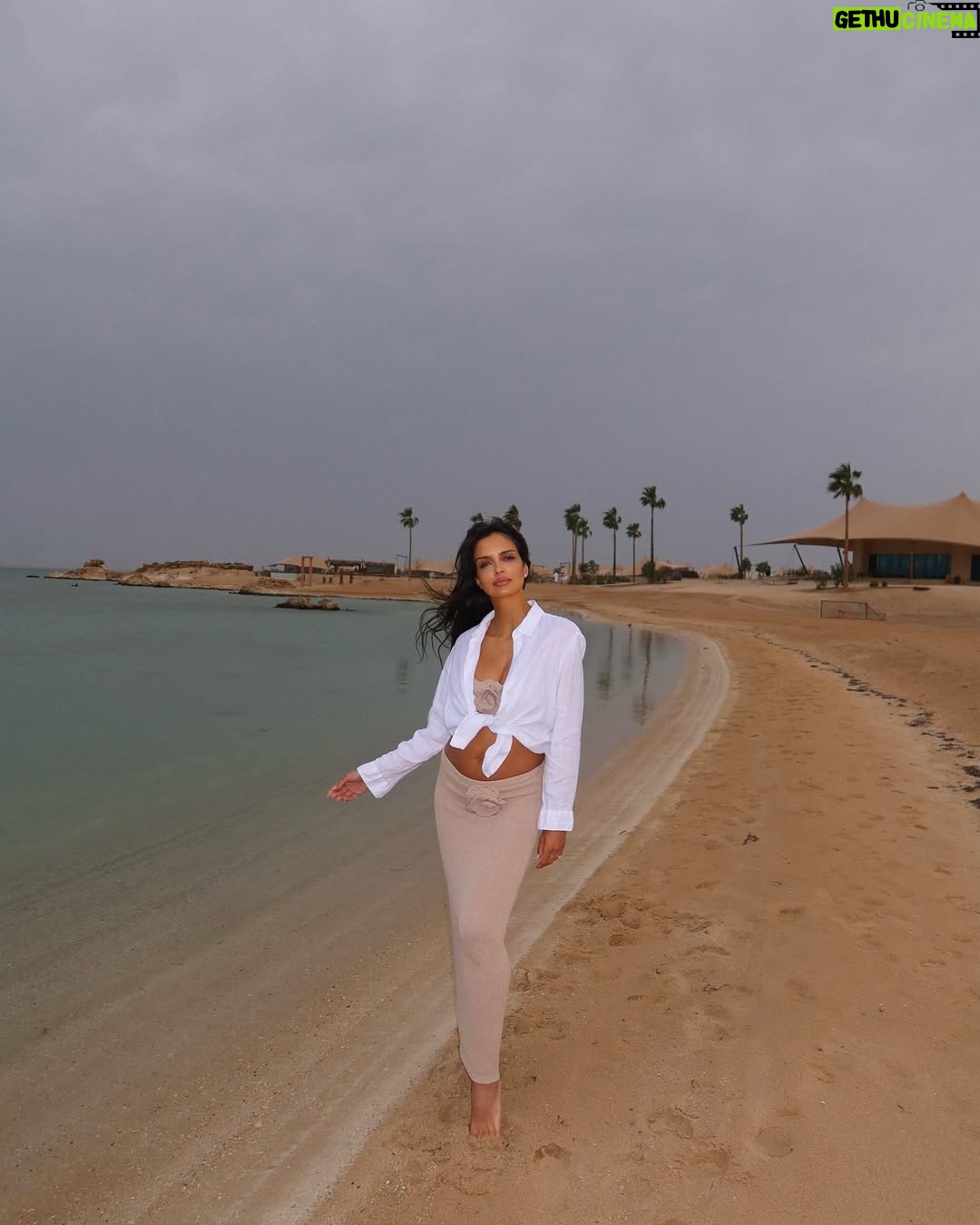 Klaudia El Dursi - 167.8K Likes - Po środku niczego, przepełniona miłością w akompaniamencie błogiej ciszy.. Tak! Jest idealnie! 🤍