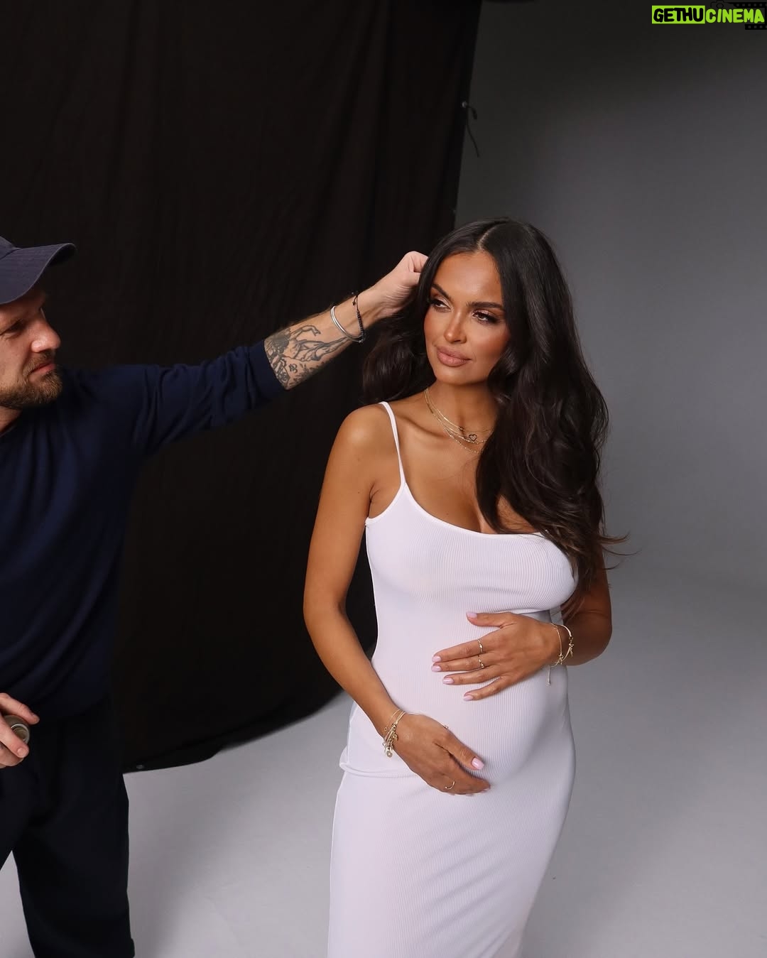 Klaudia El Dursi - 87.7K Likes - Wrzucam tu te ulotne, niezwykle cenne dla mnie momenty do których będę wracać 🤍
Muszę się do czegoś przyznać. Z pewnym trudem przychodzi mi akceptowanie zmian zachodzących ostatnio w moim ciele. Stanowi to swego rodzaju paradoks, bo z jednej strony czuję się najbardziej kobieco jak to tylko możliwe. Powstaje we mnie nowe życie i to największy cud świata jaki tylko kobieta może stworzyć. Z drugiej zaś strony obfitość mojego ciała jest mi tak obca, że na słowa „ale masz już duży brzuszek”, reaguje niemym grymasem.. i tak biust, który budzi w Was takie zainteresowanie, też stanowi dla mnie „inność” z którą jakoś dziwnie.
A to dopiero początek wielkich zmian..
Patrzę jednak na te zdjęcia i całkiem hot ze mnie mamuśka, więc może histeryzuje, albo to tylko hormony 😉