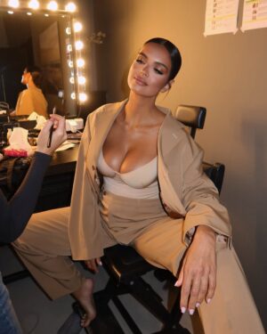 Klaudia El Dursi Instagram - Wrzucam tu te ulotne, niezwykle cenne dla mnie momenty do których będę wracać 🤍
Muszę się do czegoś przyznać. Z pewnym trudem przychodzi mi akceptowanie zmian zachodzących ostatnio w moim ciele. Stanowi to swego rodzaju paradoks, bo z jednej strony czuję się najbardziej kobieco jak to tylko możliwe. Powstaje we mnie nowe życie i to największy cud świata jaki tylko kobieta może stworzyć. Z drugiej zaś strony obfitość mojego ciała jest mi tak obca, że na słowa „ale masz już duży brzuszek”, reaguje niemym grymasem.. i tak biust, który budzi w Was takie zainteresowanie, też stanowi dla mnie „inność” z którą jakoś dziwnie. 
A to dopiero początek wielkich zmian..
Patrzę jednak na te zdjęcia i całkiem hot ze mnie mamuśka, więc może histeryzuje, albo to tylko hormony 😉