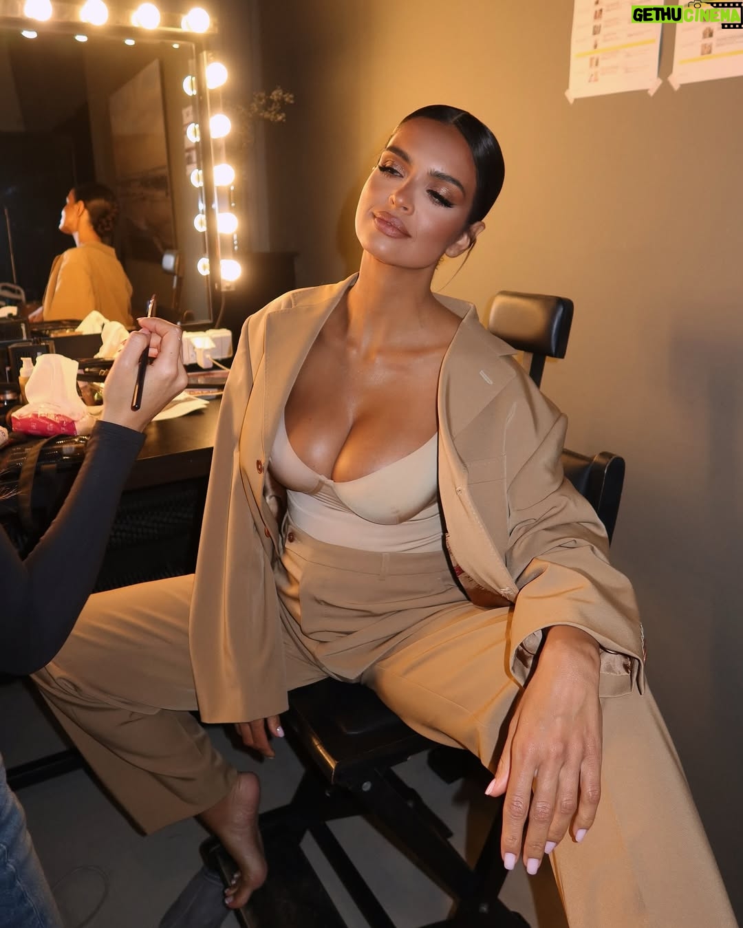 Klaudia El Dursi - 87.7K Likes - Wrzucam tu te ulotne, niezwykle cenne dla mnie momenty do których będę wracać 🤍
Muszę się do czegoś przyznać. Z pewnym trudem przychodzi mi akceptowanie zmian zachodzących ostatnio w moim ciele. Stanowi to swego rodzaju paradoks, bo z jednej strony czuję się najbardziej kobieco jak to tylko możliwe. Powstaje we mnie nowe życie i to największy cud świata jaki tylko kobieta może stworzyć. Z drugiej zaś strony obfitość mojego ciała jest mi tak obca, że na słowa „ale masz już duży brzuszek”, reaguje niemym grymasem.. i tak biust, który budzi w Was takie zainteresowanie, też stanowi dla mnie „inność” z którą jakoś dziwnie.
A to dopiero początek wielkich zmian..
Patrzę jednak na te zdjęcia i całkiem hot ze mnie mamuśka, więc może histeryzuje, albo to tylko hormony 😉