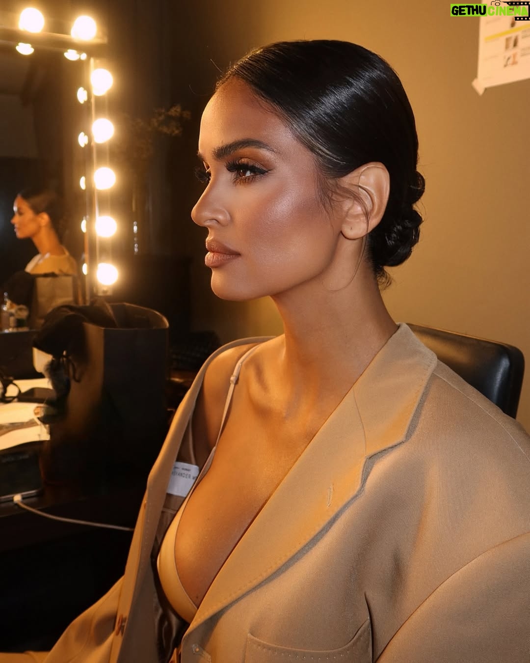Klaudia El Dursi - 87.7K Likes - Wrzucam tu te ulotne, niezwykle cenne dla mnie momenty do których będę wracać 🤍
Muszę się do czegoś przyznać. Z pewnym trudem przychodzi mi akceptowanie zmian zachodzących ostatnio w moim ciele. Stanowi to swego rodzaju paradoks, bo z jednej strony czuję się najbardziej kobieco jak to tylko możliwe. Powstaje we mnie nowe życie i to największy cud świata jaki tylko kobieta może stworzyć. Z drugiej zaś strony obfitość mojego ciała jest mi tak obca, że na słowa „ale masz już duży brzuszek”, reaguje niemym grymasem.. i tak biust, który budzi w Was takie zainteresowanie, też stanowi dla mnie „inność” z którą jakoś dziwnie.
A to dopiero początek wielkich zmian..
Patrzę jednak na te zdjęcia i całkiem hot ze mnie mamuśka, więc może histeryzuje, albo to tylko hormony 😉