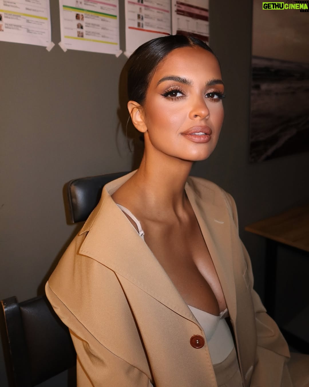 Klaudia El Dursi - 87.7K Likes - Wrzucam tu te ulotne, niezwykle cenne dla mnie momenty do których będę wracać 🤍
Muszę się do czegoś przyznać. Z pewnym trudem przychodzi mi akceptowanie zmian zachodzących ostatnio w moim ciele. Stanowi to swego rodzaju paradoks, bo z jednej strony czuję się najbardziej kobieco jak to tylko możliwe. Powstaje we mnie nowe życie i to największy cud świata jaki tylko kobieta może stworzyć. Z drugiej zaś strony obfitość mojego ciała jest mi tak obca, że na słowa „ale masz już duży brzuszek”, reaguje niemym grymasem.. i tak biust, który budzi w Was takie zainteresowanie, też stanowi dla mnie „inność” z którą jakoś dziwnie.
A to dopiero początek wielkich zmian..
Patrzę jednak na te zdjęcia i całkiem hot ze mnie mamuśka, więc może histeryzuje, albo to tylko hormony 😉