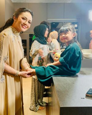 Krisdayanti Instagram - Malam ini bersama anak cucu battle buat tajil bareng,gemes ameena nga lepas pakai sepatu heels nya dari tante @anitalundy X @ittaherl

Kaftans Gemmi dari @innecollection