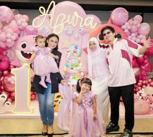 Krisdayanti Instagram - Selamat ulang tahun pertama cucu Gemmi @azuraatta ,dan selamat berbahagia untuk keluarga kecil tersayang @aurelie.hermansyah @attahalilintar @ameenaatta 

#1111