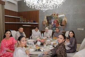 Krisdayanti Instagram - Bukber day 2 😍
Dirumah Gemi & Avo.. seneng bisa kumpul2 silaturahmi ngobrol santaiii 🤗😍 
#masyaallahtabarakallah💕 #allahumabarik