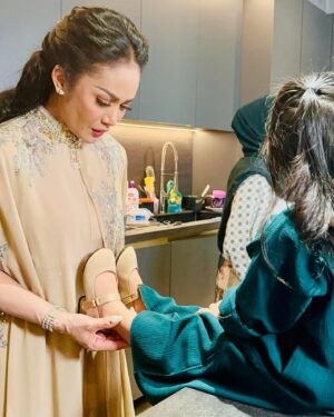 Krisdayanti Instagram - Malam ini bersama anak cucu battle buat tajil bareng,gemes ameena nga lepas pakai sepatu heels nya dari tante @anitalundy X @ittaherl

Kaftans Gemmi dari @innecollection