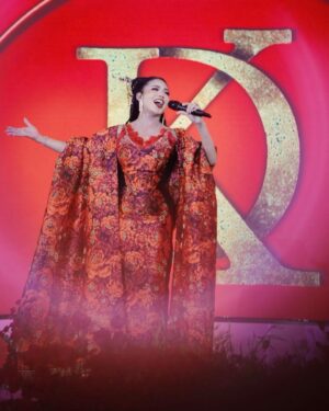 Krisdayanti Instagram - Serba serbi duet sama cucu @ameenaatta ,duet sayang  @yunishara36 dan bersama boss cantik @xandra_askandar tadi malam di acara imlek nasabah utama @bankmandiri 

Dress merah menyala @ivangunawan_uniform menawan