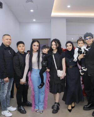 Krisdayanti Instagram - Bunga bunga jiwa saya ,kurang azriel disini. Alhamdulillah ada di balik panggung sebelum konser tiba ,penambah kebahagiaan .

#konsersuperdiva