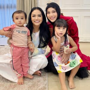 Krisdayanti Instagram - Helo mama @aurelie.hermansyah now you’ve got The body’s goal . no more diet,just clean food.semangat terus sayang live tiktoknyaaaa
