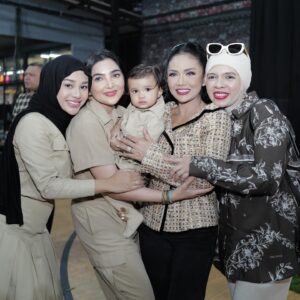 Krisdayanti Instagram - Bersama anak cucu dan kita  semua dapat berkumpul,sederhana dan senangnya 🤎🤎🤎