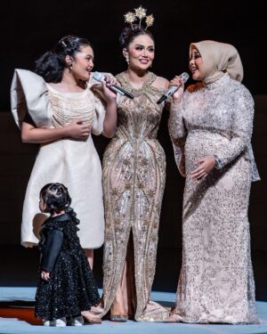 Krisdayanti Instagram - Sequence 3
𝔽𝕒𝕞𝕚𝕝𝕪 ⭐️

@texsaverio @rinaldyyunardi 
#konsersemestakrisdayanti2023
