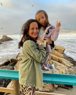 Krishna de Caso Instagram - Hace 7 años mi vida se transformo en un instante, justo al momento de tenerte en mis brazos comprendí que desde siempre te estaba esperando. Cada día juntas me enseñas, me sorprendes, me llenas de risas y de amor, pero principalmente me conectas con lo mejor de mí. Gracias infinitas a la vida por tener el honor de ser tu mamá y te sostengo tu mano cada instante, acompañando cada uno de tus pasos, para conseguir cada uno de tus sueños como me lo dijiste hoy. Te amo por siempre ❤️ Feliz cumpleaños mi niña hermosa ! #felizcumpleaños